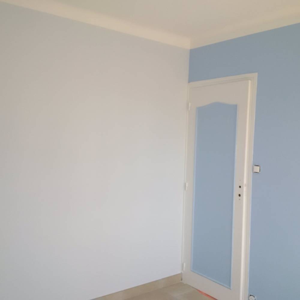 mur-porte-peint-bleu